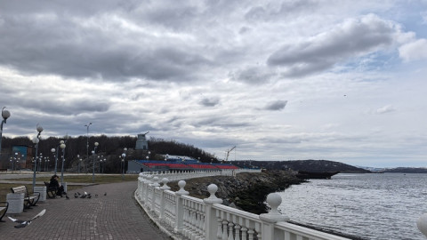 облака над берегом моря