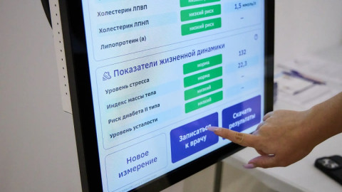 человек нажимает пальцем на монитор