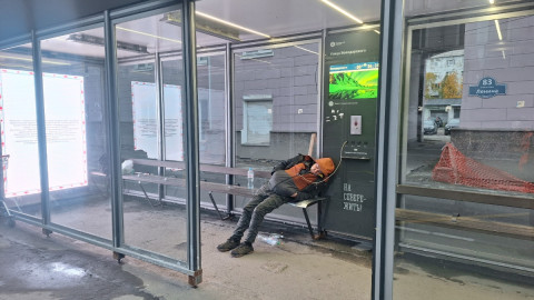 Мужчина на остановке