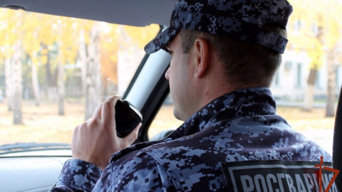 росгвардеец говорит по рации