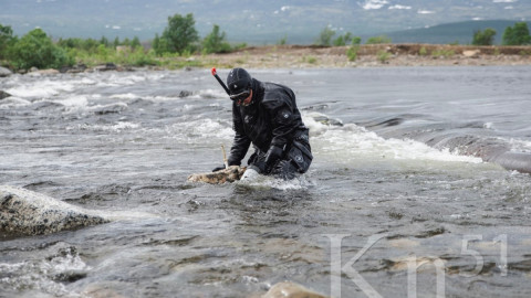 человек в реке
