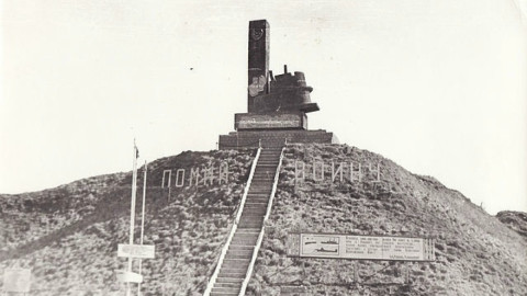 Старый снимок памятника
