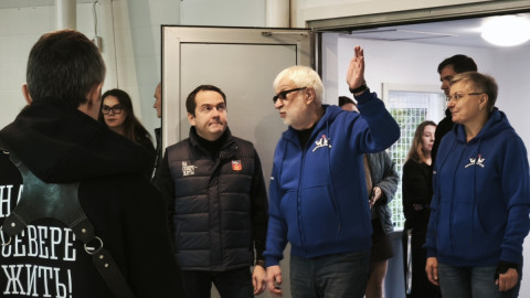 Два человека у входа