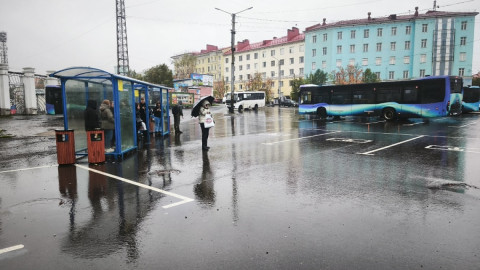 люди стоят под дождем