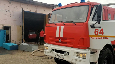 пожарная машина возле гаража