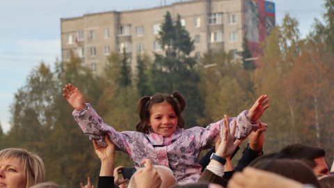 Ребенок на плечах