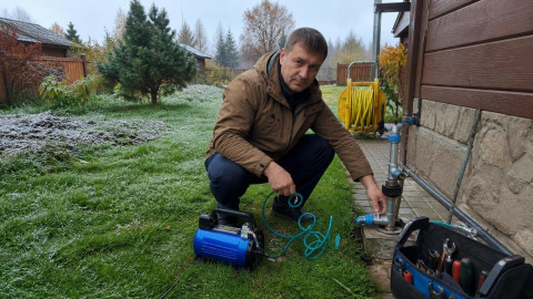 Дачник консервирует водопровод перед первыми заморозками