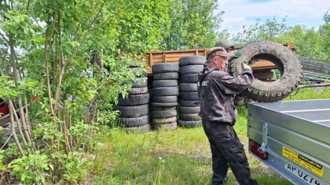 Грузят покрышки