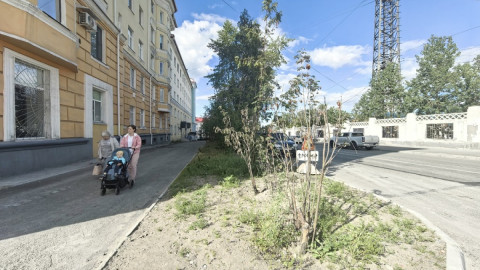 люди гуляют по городу
