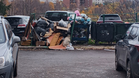 мусор возле контейнеров