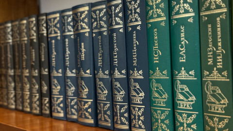Полка с книгами