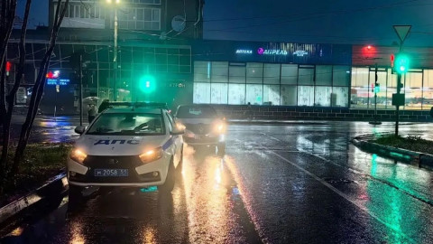 машина ГИБДД на улице ночью