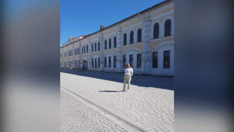 женщина у здания