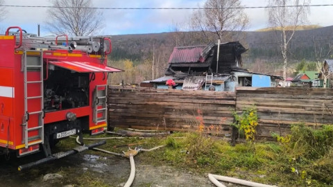пожарная машина тушит возгорание
