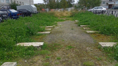 Скамеек нет