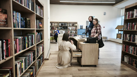 Беременная берет книгу