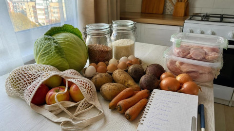 Продукты для экономной закупки на месяц в домашней кухне