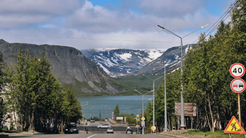 Горы за дорогой