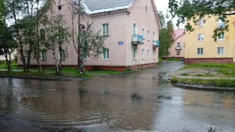 большая лужа на асфальте