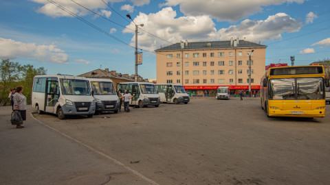 Микроавтобус на дороге