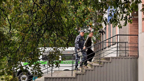 пристав ведет алиментщицу