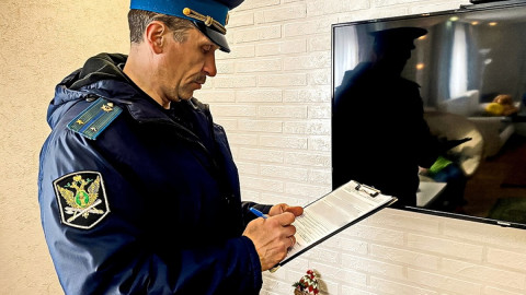 пристав заполняет документы