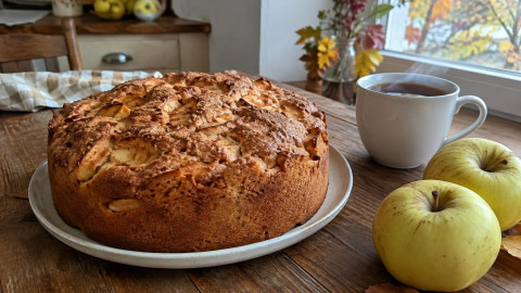 Пышная осенняя шарлотка с яблоками на кухонном столе