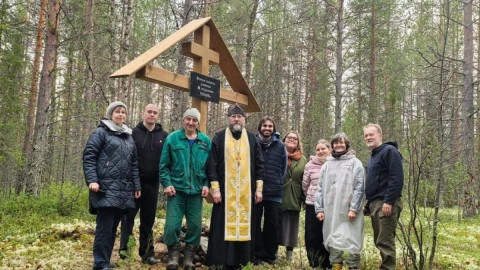 люди с крестом