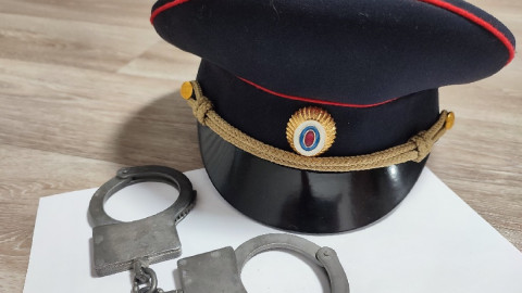 фуражка полицейского и наручники