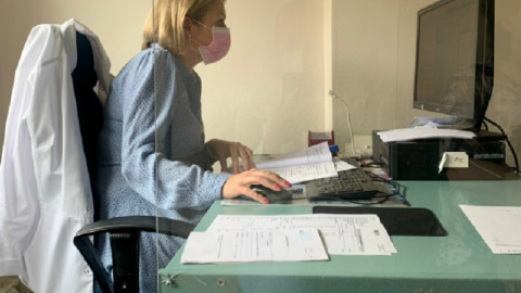 врач смотрит в компьютер