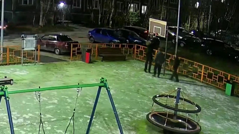 Дети ломают спортиную площадку