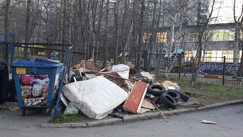 свалка мусора возле контейнеров
