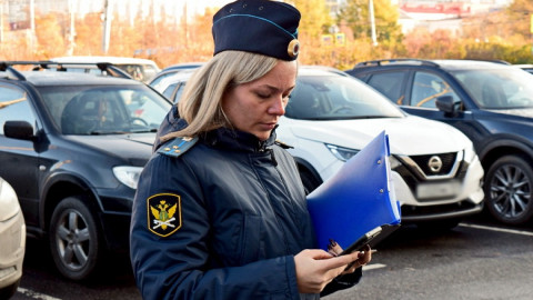 пристав смотрит в мобильный телефон