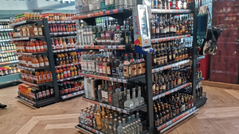 стеллаж с алкоголем в магазине