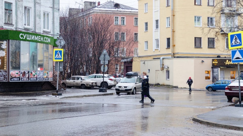 люди переходят дорогу