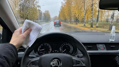 Чистое лобовое стекло автомобиля в осенний дождь