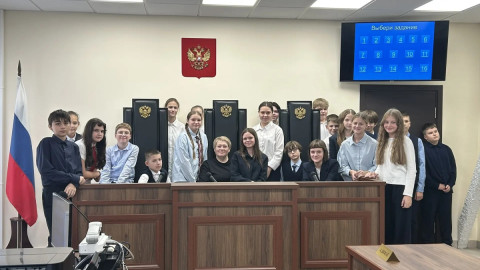 Дети на экскурсии в суде