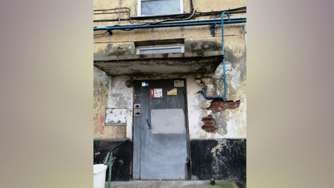 обрушенные кирпичи возле подъезда