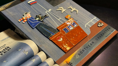 газеты и картинка на столе