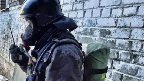 пожарный разговаривает по рации