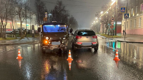 легковушка и внедорожник после аварии