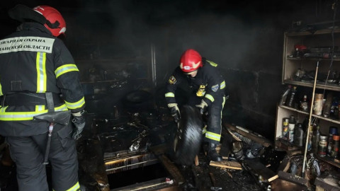 пожарные тушат огонь в гараже