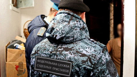 приставы возле квартиры должника