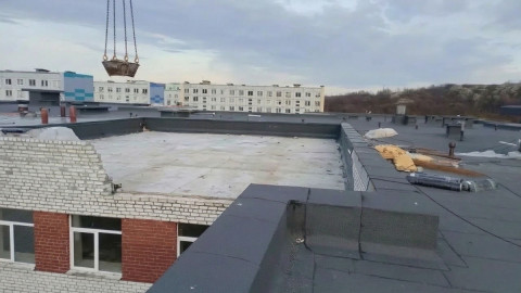 Кровля школы в Заозёрске после ремонта