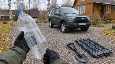 Самодельный совок из пластиковой бутылки рядом с лопатой и автомобилем у дачи